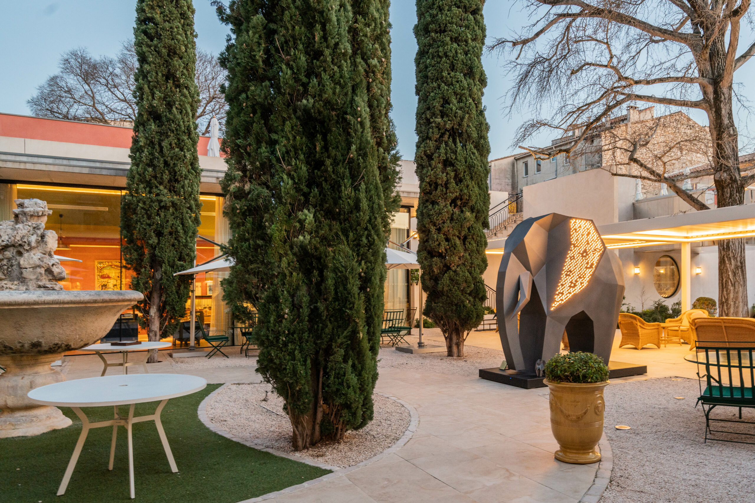 Sculpture Elephant de Kllemo à l'Hotel Imperator de Nîmes. Copyright photographe  Ludovic Maillard, http://ludovicmaillard.com