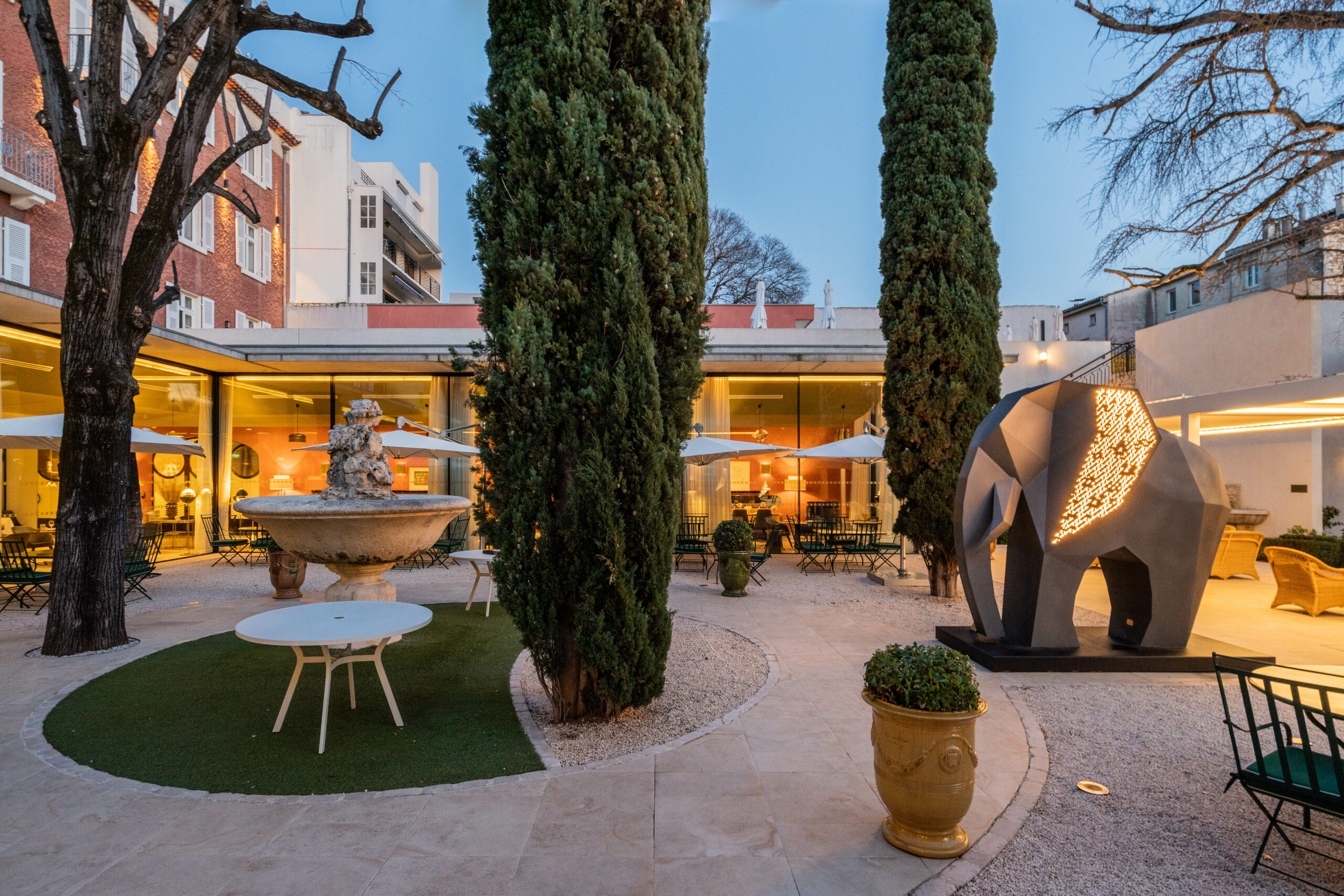 Sculpture Elephant de Kllemo à l'Hotel Imperator de Nîmes. Copyright photographe  Ludovic Maillard, http://ludovicmaillard.com