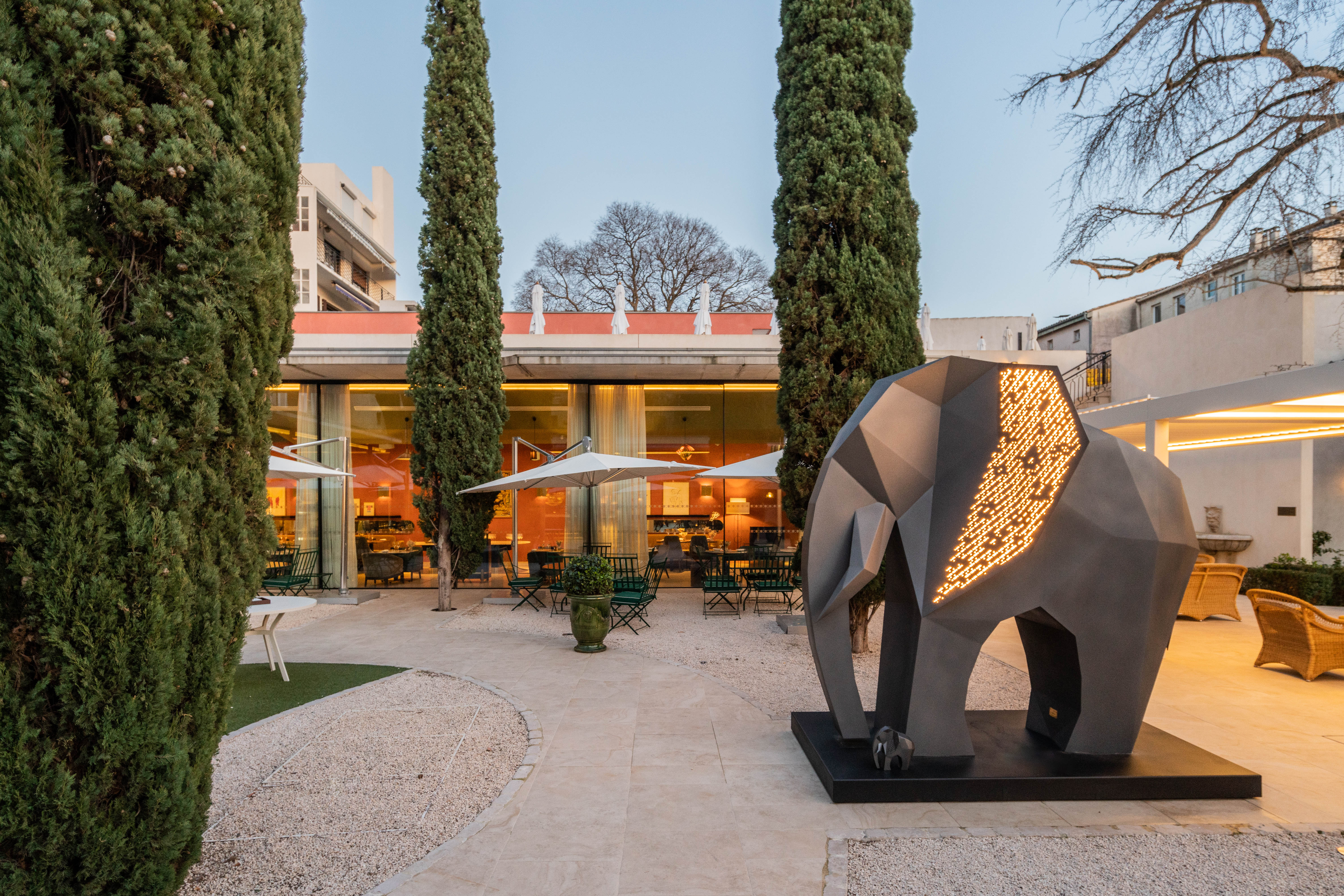 Sculpture Elephant de Kllemo à l'Hotel Imperator de Nîmes. Copyright photographe  Ludovic Maillard, http://ludovicmaillard.com